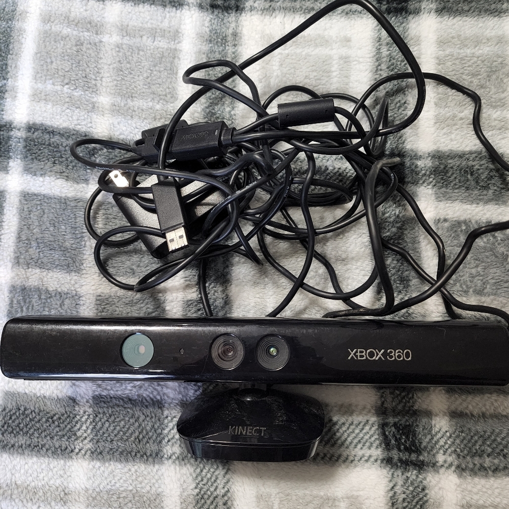 Xbox 360 Kinect sensor with cables
